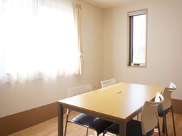 明るい部屋とテーブル