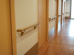 明るい廊下の手すり付き