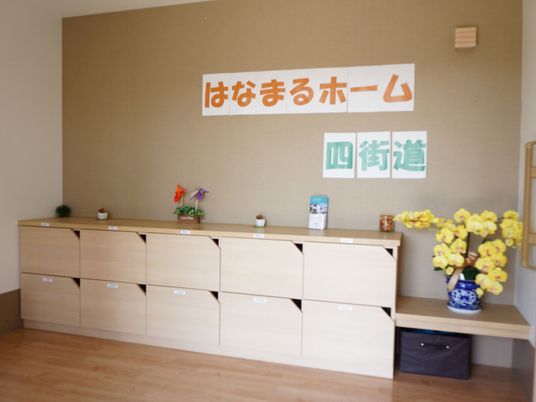受付と情報掲示のあるホール