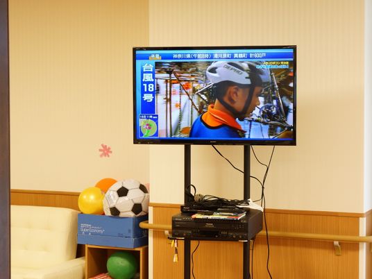 共有スペースのテレビと玩具