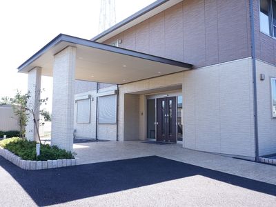 広々とした明るいエントランス