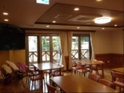 明るい食堂の様子