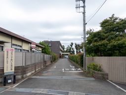 施設の正面通路