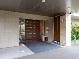 広いエントランスの入口