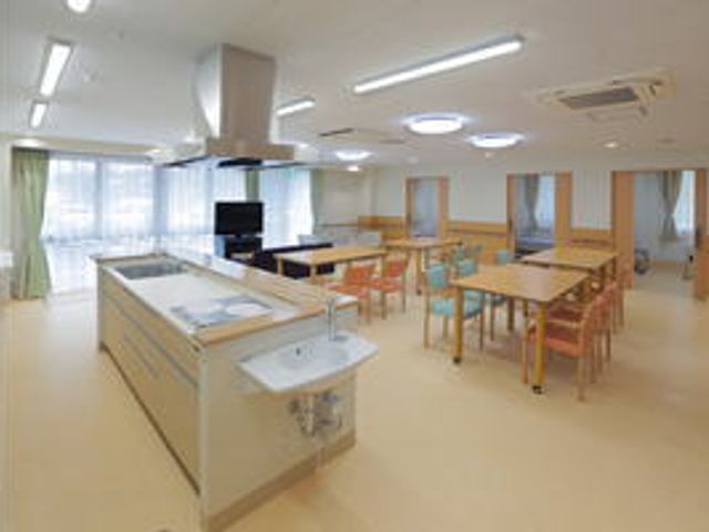 静かで落ち着く居室 居室 広々とした空間は、自然光がたっぷりと入り、明るい雰囲気が広がっています。快適に過ごせる設備が整っています。