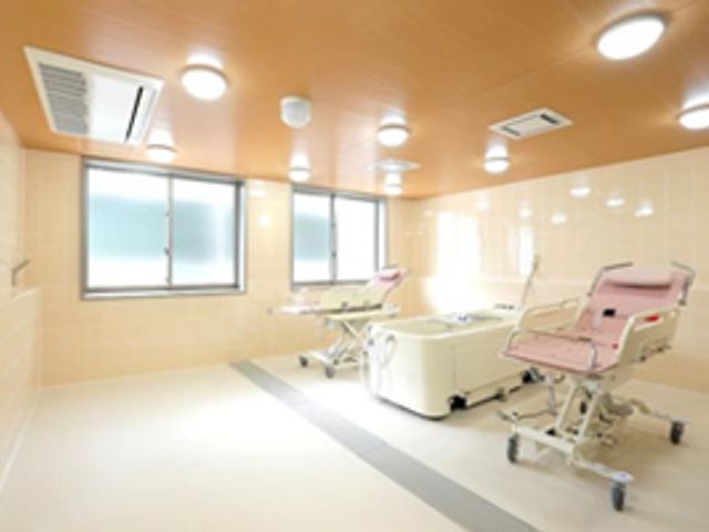 明るい浴槽の空間 浴室 明るい空間に設置された特別な設備があります。スムーズな介助が可能な設計です。