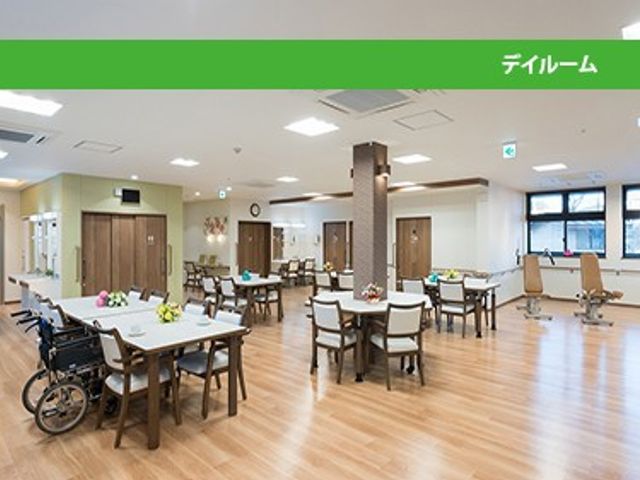 明るい食堂 食堂   自然光が入る明るい食堂です。車椅子でも動きやすい広さがあり、ゆったり食事や会話をしやすい空間です。
