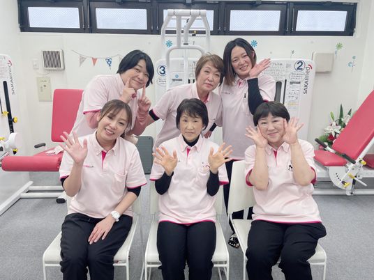 スタッフの笑顔の訓練室