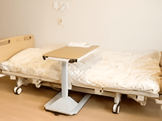 ベッドとサイドテーブルの居室