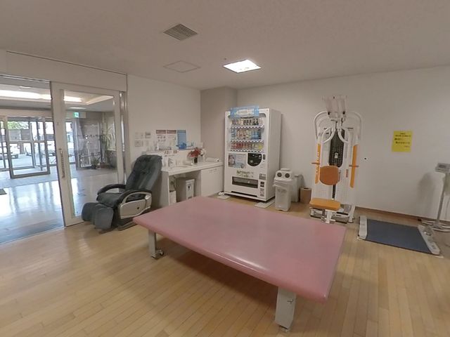 リハビリ設備のある部屋 共有スペース 清潔で明るい機能訓練室では、最新のリハビリ設備を通して、体のケアをサポートしています。利用者様の健康維持に努め、快適な生活を支援いたします。