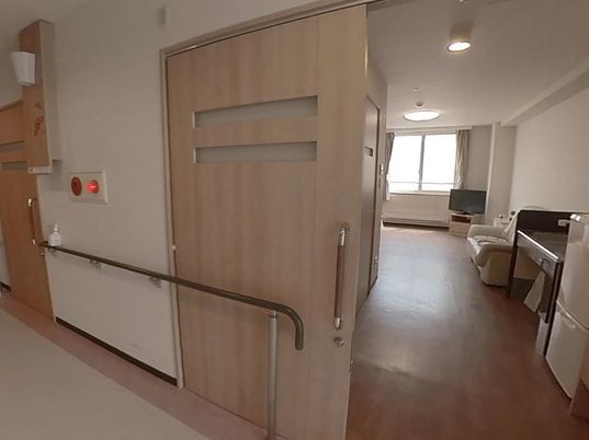 広々とした居室の入口