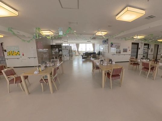 広々とした明るい食堂