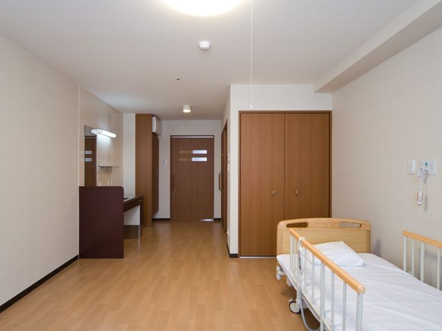 清潔な居室の様子 居室 広々とした空間には、必要な家具が整えられ、快適な生活が期待できます。