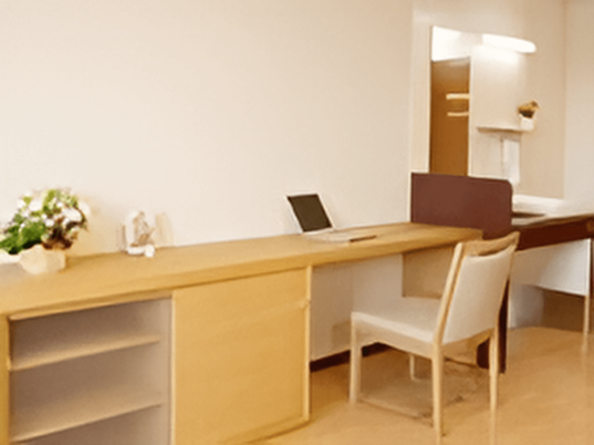 シンプルな居室のデスク