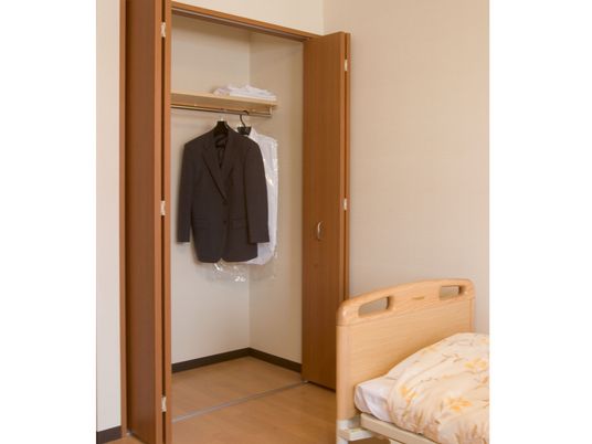 清潔な居室のクローゼット