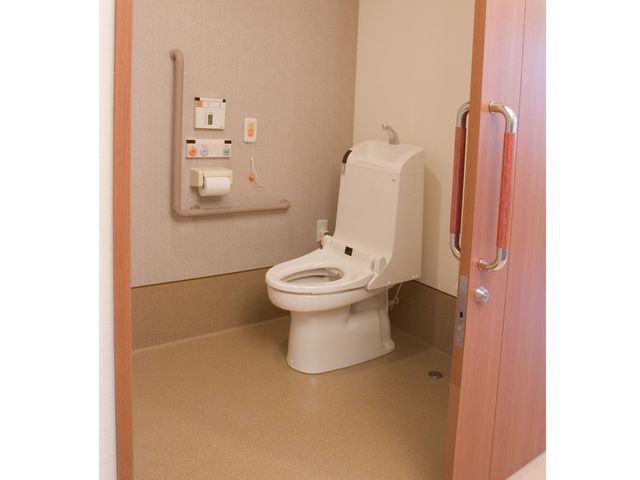 手すり付き清潔なトイレ トイレ 安全性と機能性を備えた清潔なトイレ空間です。ゆったりと使い心地の良い環境を提供しています。