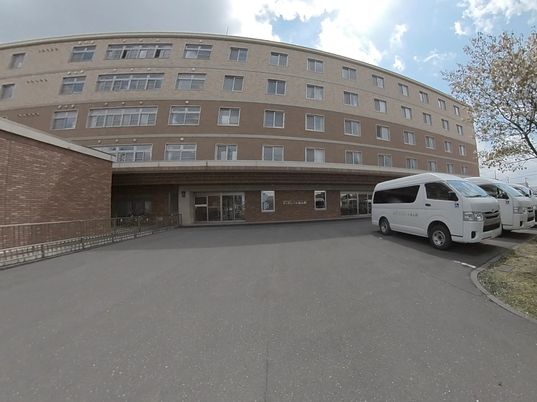 外観とエントランスが映る