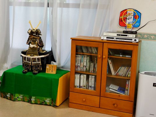 和風展示と本棚の居室