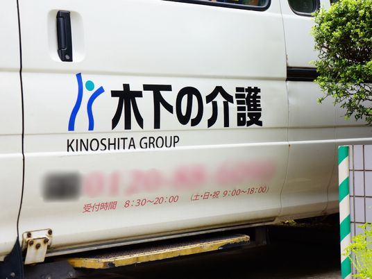 ロゴ付き白い車両