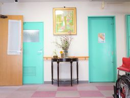 廊下のカラフルなドア