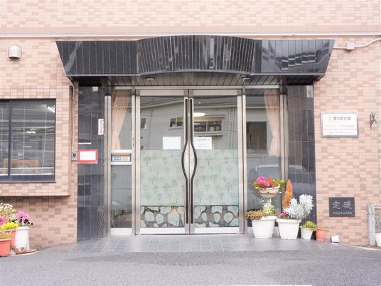 優しい装飾の入口