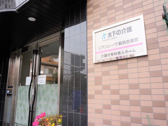 エントランスと案内板