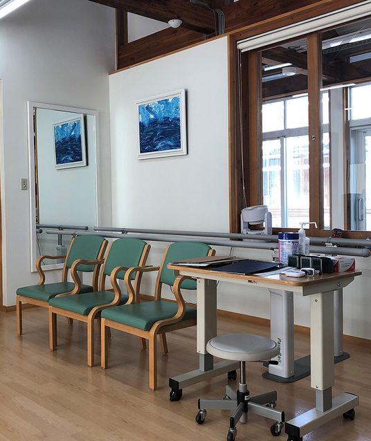 自然光と椅子のある室内