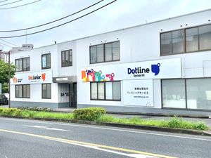 白い建物の外観  