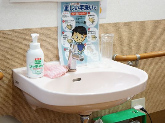 手洗い場と指導ポスター