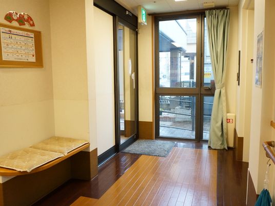明るい廊下と出入口