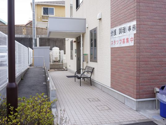 エントランスとベンチの観覧