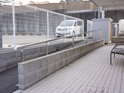 手すり付きの広々としたエントランス