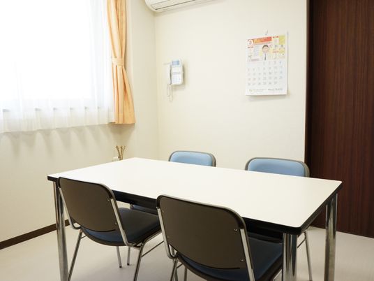 会議用テーブルと椅子の部屋