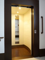 開いたエレベーターの扉