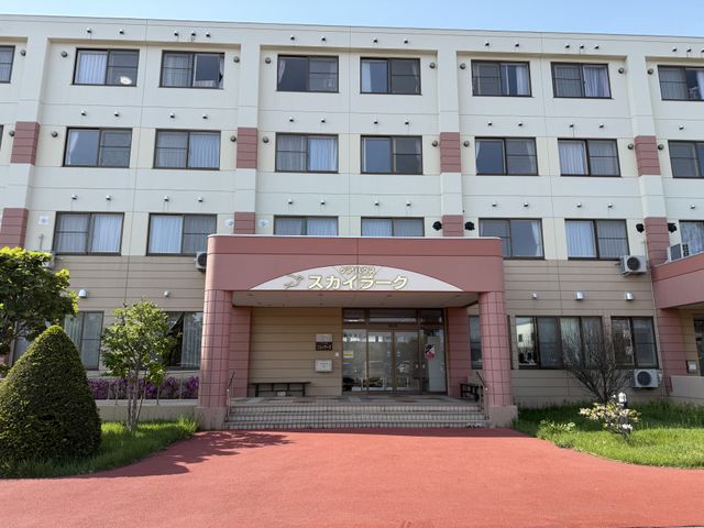 広々とした外観 外観 開放的なエントランスがあり、訪れる人を温かく迎えます。建物周囲の整えられた緑が魅力的です。