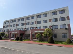 広々とした建物外観
