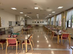 自然光が入る食堂
