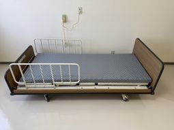 静かな居室のベッド
