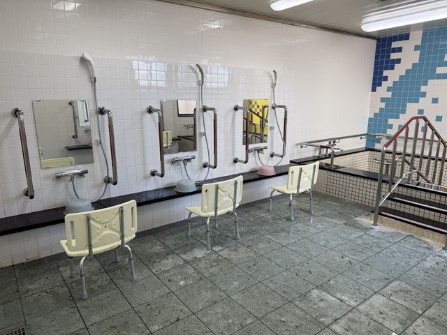 洗面台のある空間 浴室 車椅子での利用が可能な、広々とした洗面台が並ぶ空間です。清潔感溢れる設計となっています。