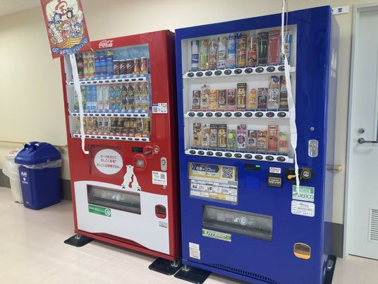 飲料の自動販売機と廊下