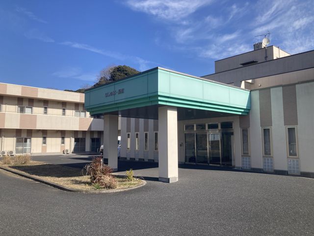やすらぎの外観 外観 広々とした駐車スペースを備えた施設の正面入口です。快適なアクセスが可能です。