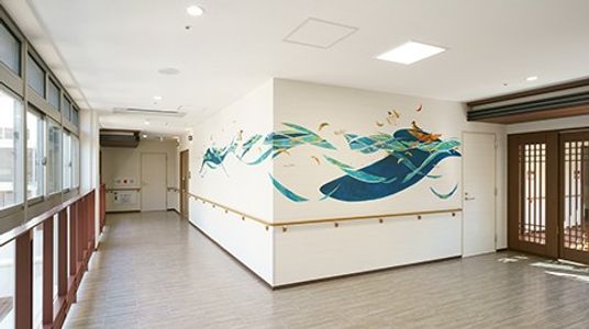 明るい廊下の壁