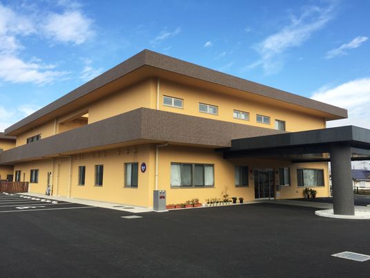 明るい外観の施設建物  