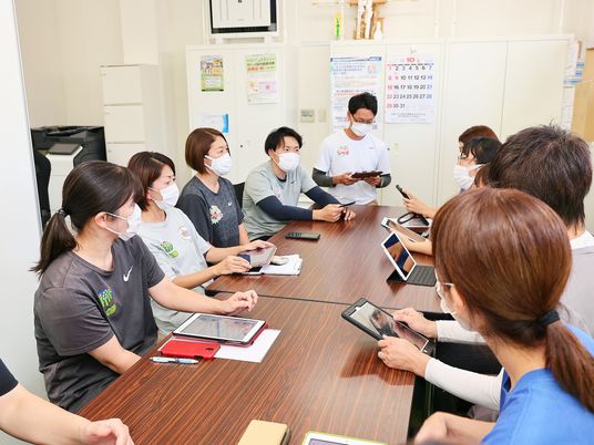 会議中のスタッフ  