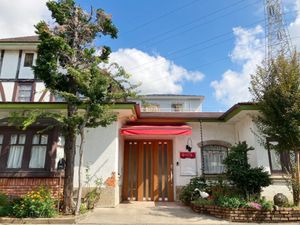花壇のある施設外観  