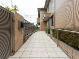 門から続く道