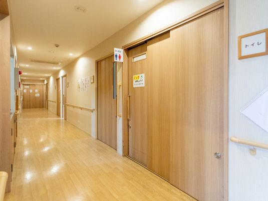 長い木製の廊下