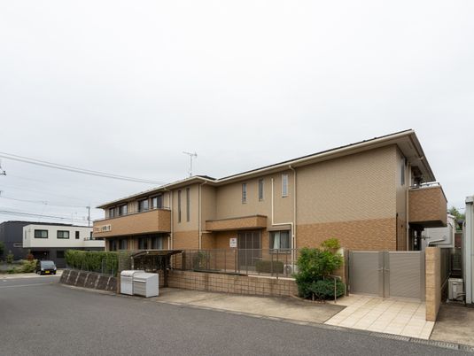 落ち着いた雰囲気の建物外観