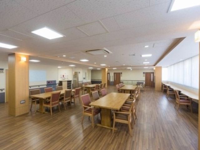 広々とした明るい食堂 食堂 木目調のテーブルが並ぶ食堂では、ゆとりある空間で食事ができ、コミュニケーションも楽しめます。