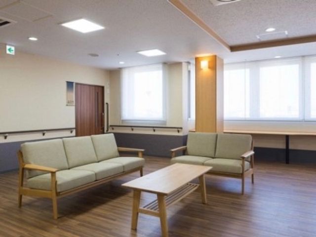 待合室の清潔な休憩スペース 共有スペース 落ち着いた色合いのラウンジは、ゆったりとした時間を過ごすための心地よい空間です。家具も使いやすく配置され、快適な休息が可能です。
